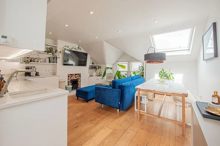 Flat Comyn Road in Greater London