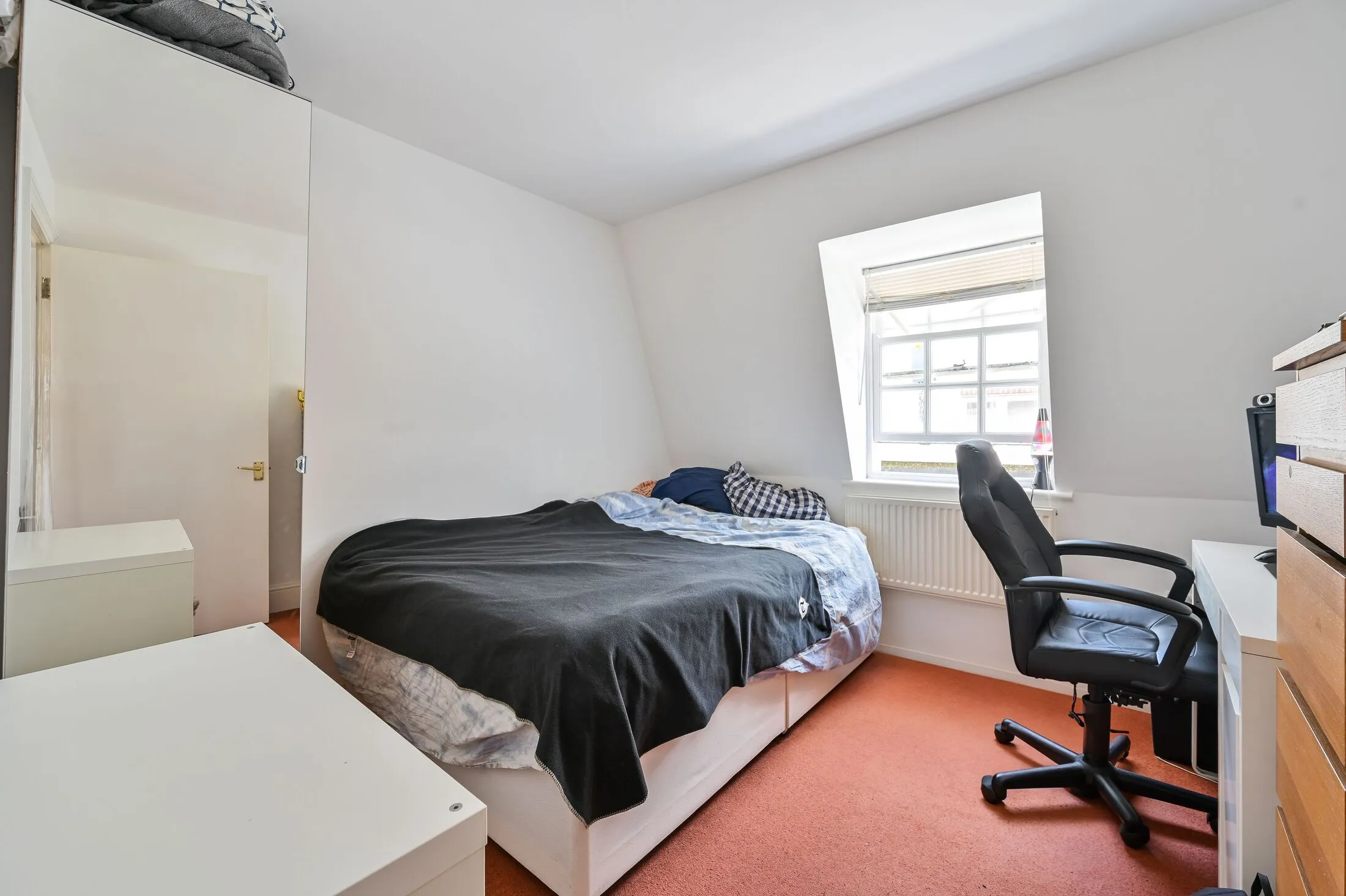 Flat Brunel Road in Greater London