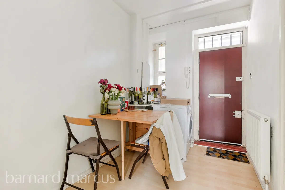 Flat Kennington Road in Greater London