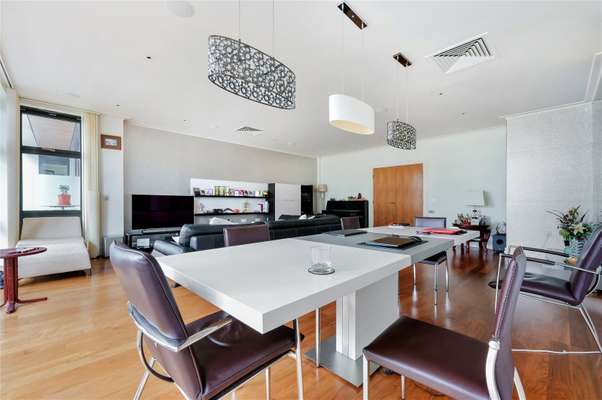Flat South Quay Square in Greater London