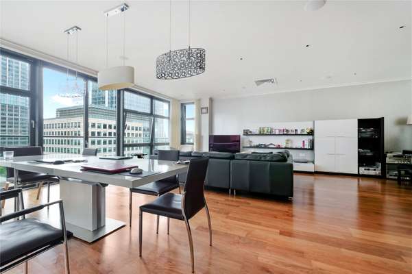 Flat South Quay Square in Greater London