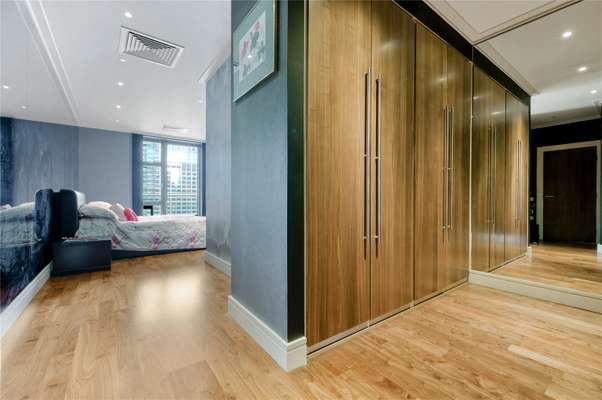 Flat South Quay Square in Greater London