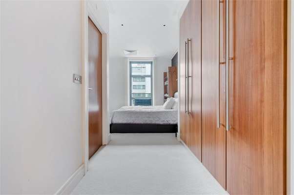 Flat South Quay Square in Greater London