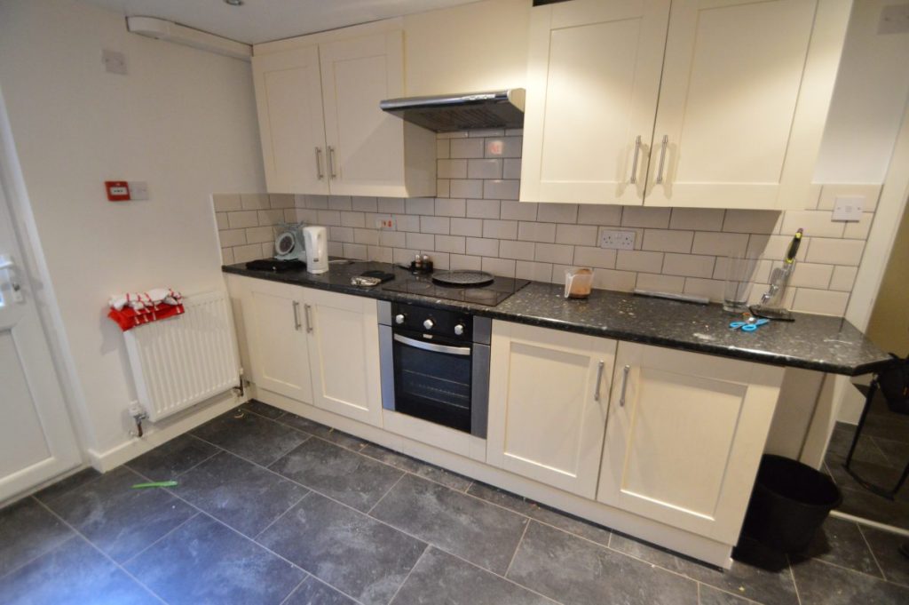 Flat Headingley Avenue in Leeds