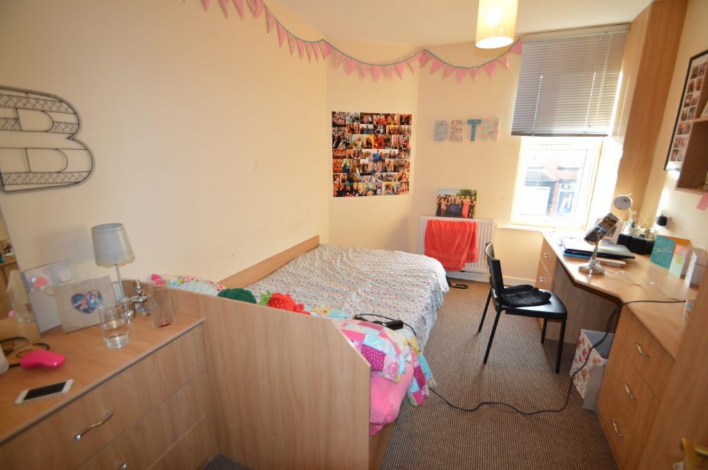Flat Headingley Avenue in Leeds