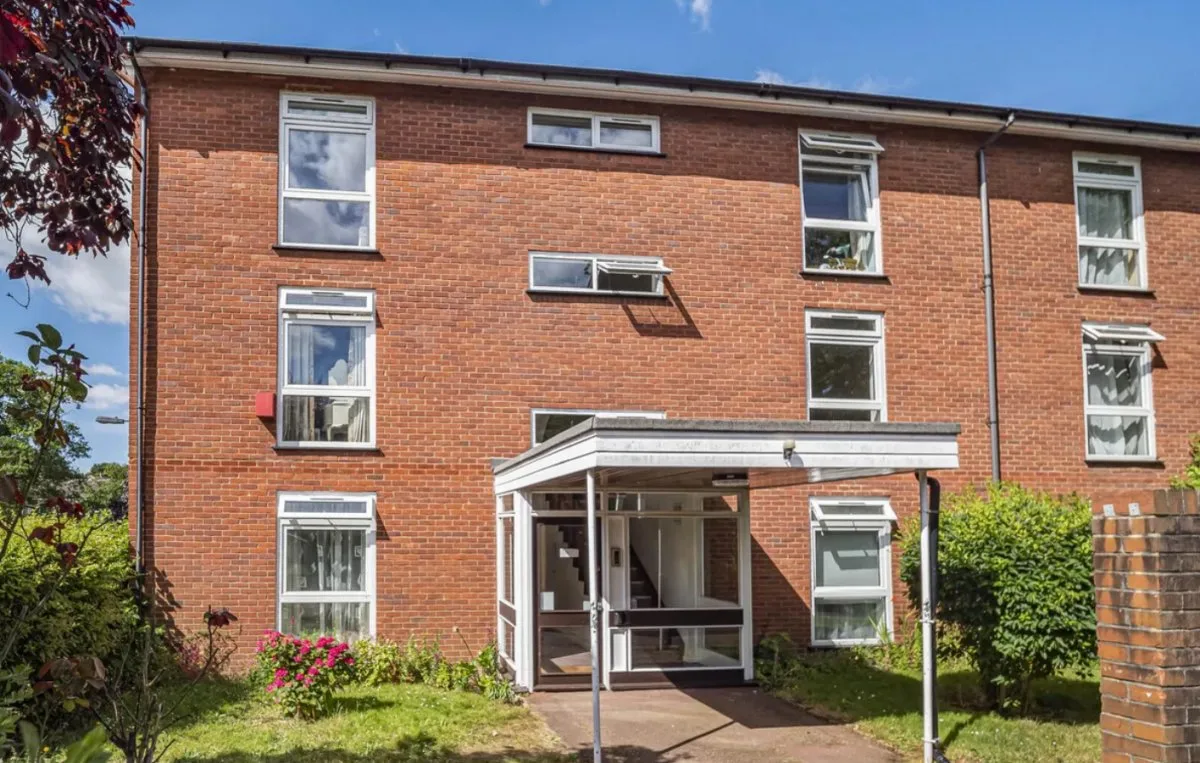 Flat Rusholme Grove in Greater London