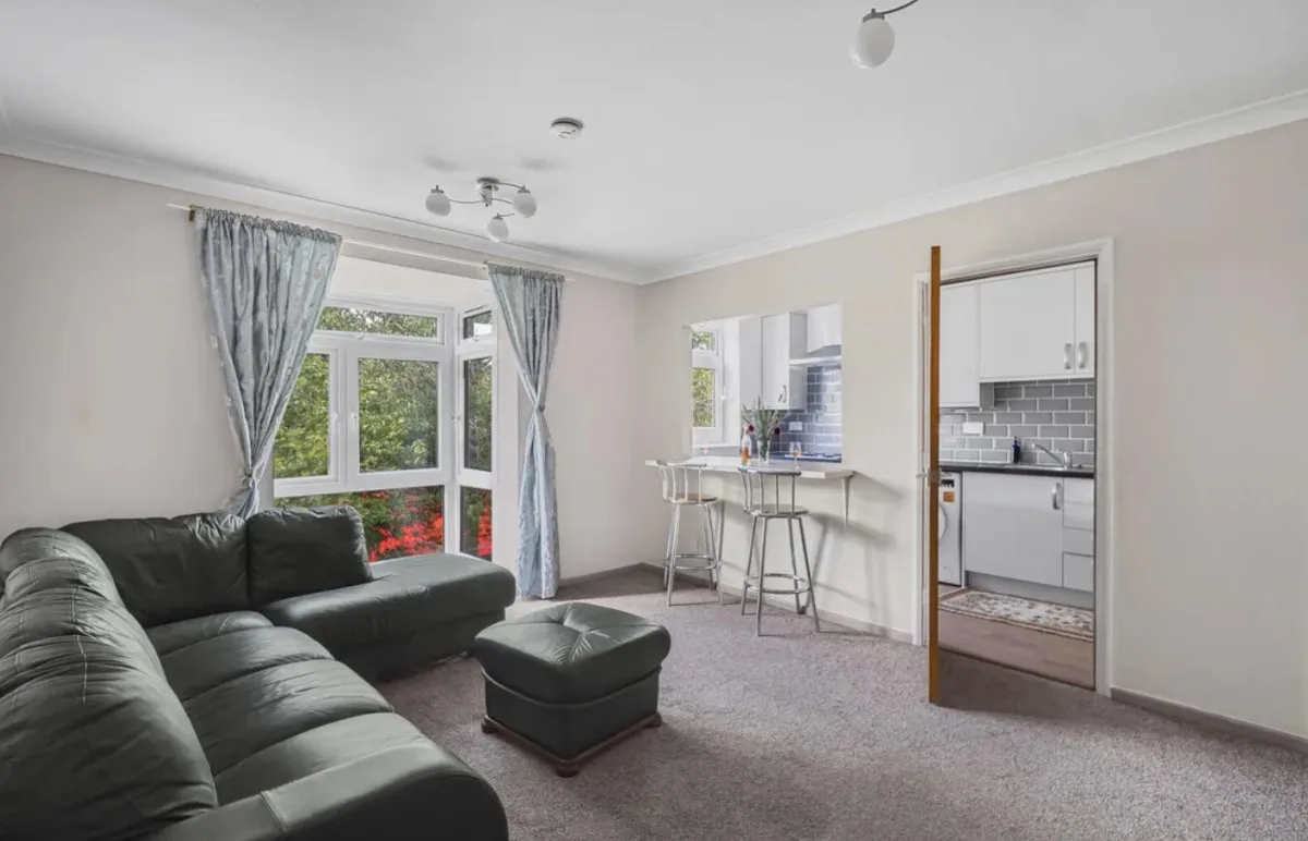 Flat Rusholme Grove in Greater London