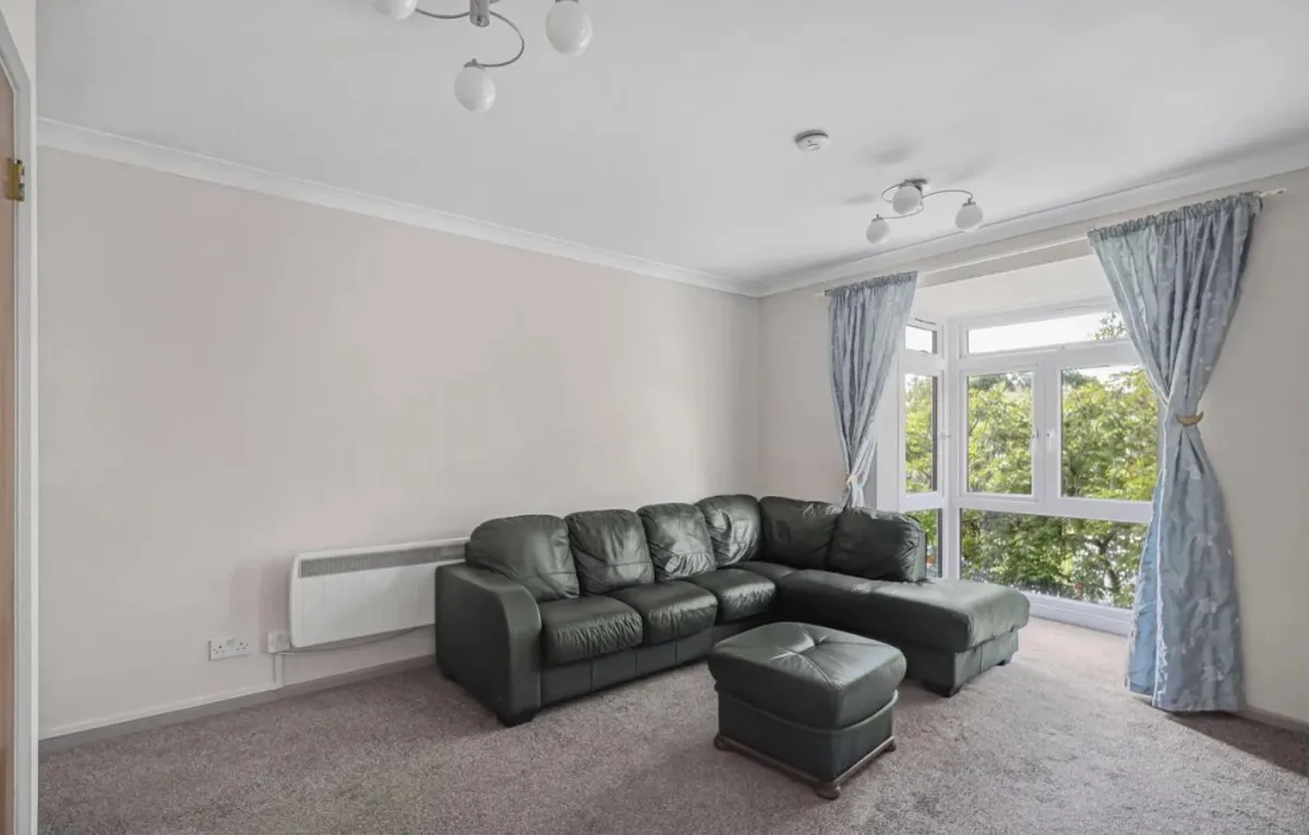Flat Rusholme Grove in Greater London