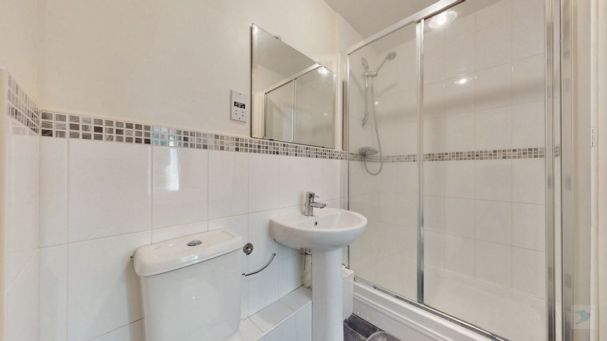 Flat Chertsey Road in Greater London