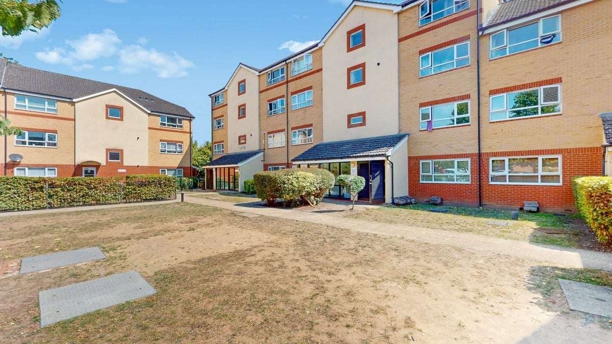 Flat Chertsey Road in Greater London