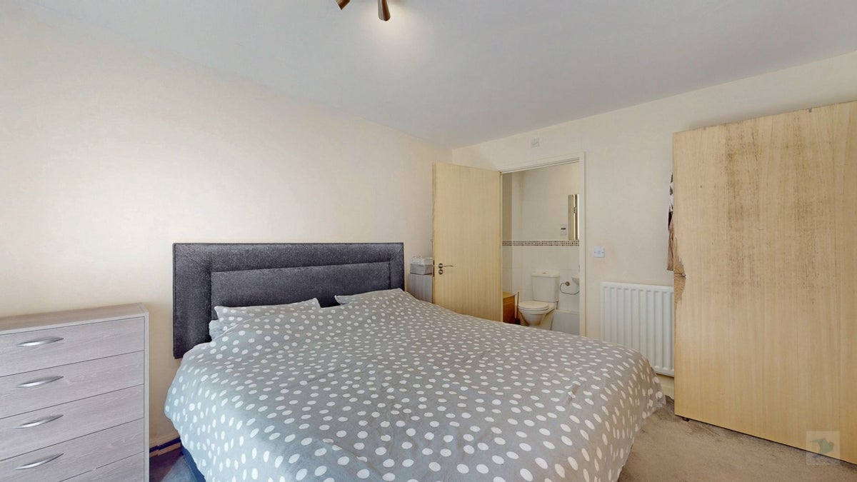 Flat Chertsey Road in Greater London