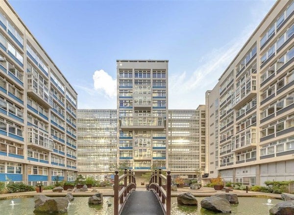Flat Newington Causeway in London