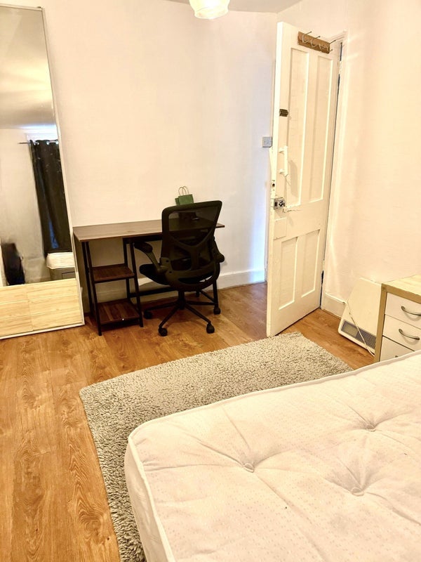 Room Lordship Lane in Greater London