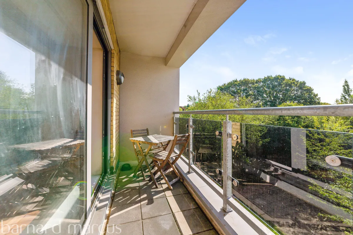 Flat St George's Grove in Greater London
