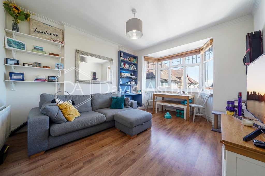 Flat Colney Hatch Lane in Greater London