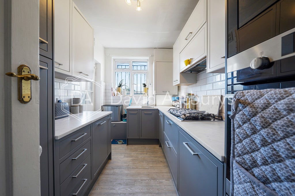 Flat Colney Hatch Lane in Greater London