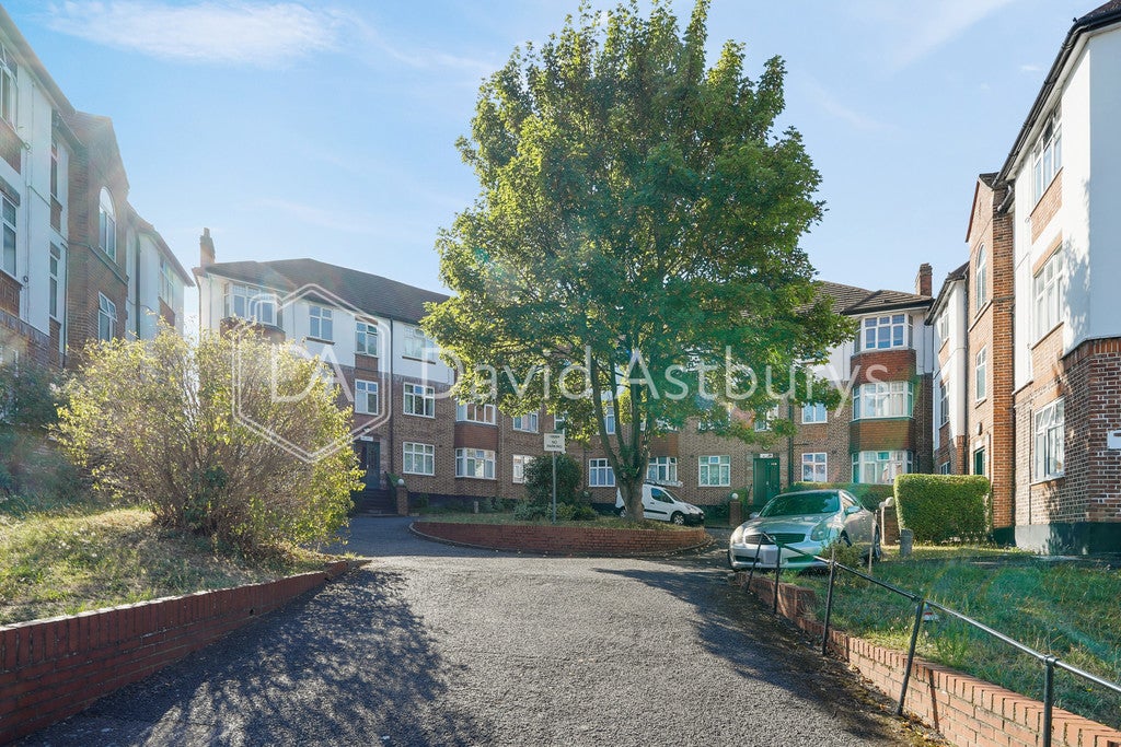 Flat Colney Hatch Lane in Greater London