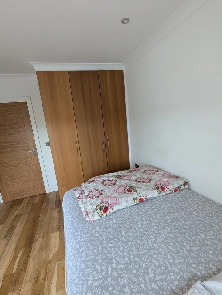 Room Powys Lane in Greater London