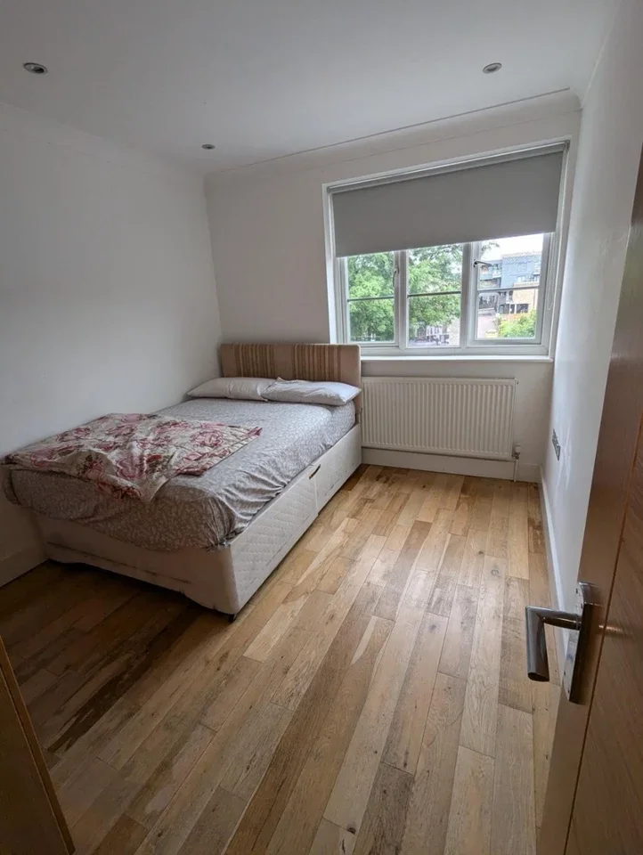 Room Powys Lane in Greater London