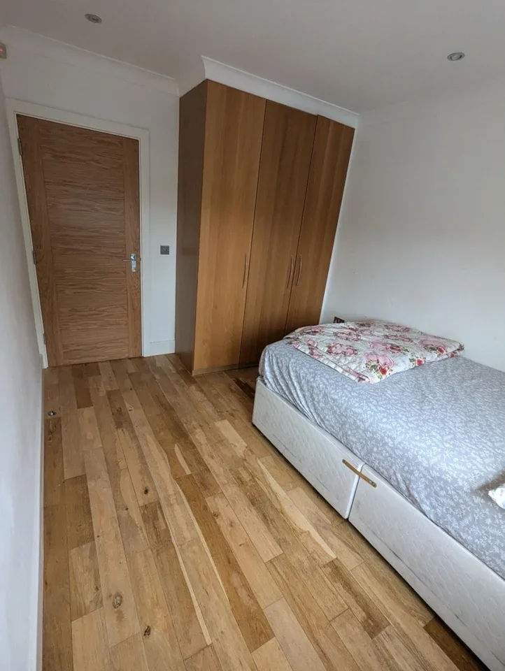 Room Powys Lane in Greater London