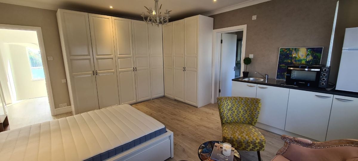 Flat Sherwood Road in Greater London