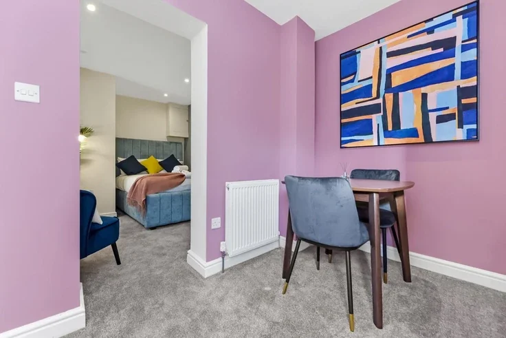 Flat Primrose Avenue in Greater London