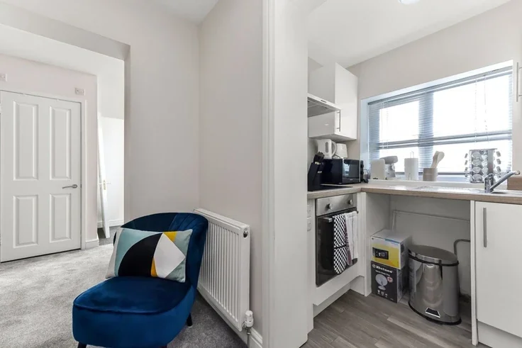 Flat Primrose Avenue in Greater London