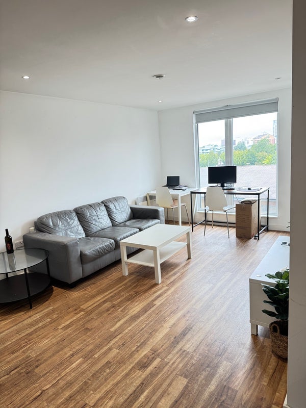Flat Elmira Way in Salford