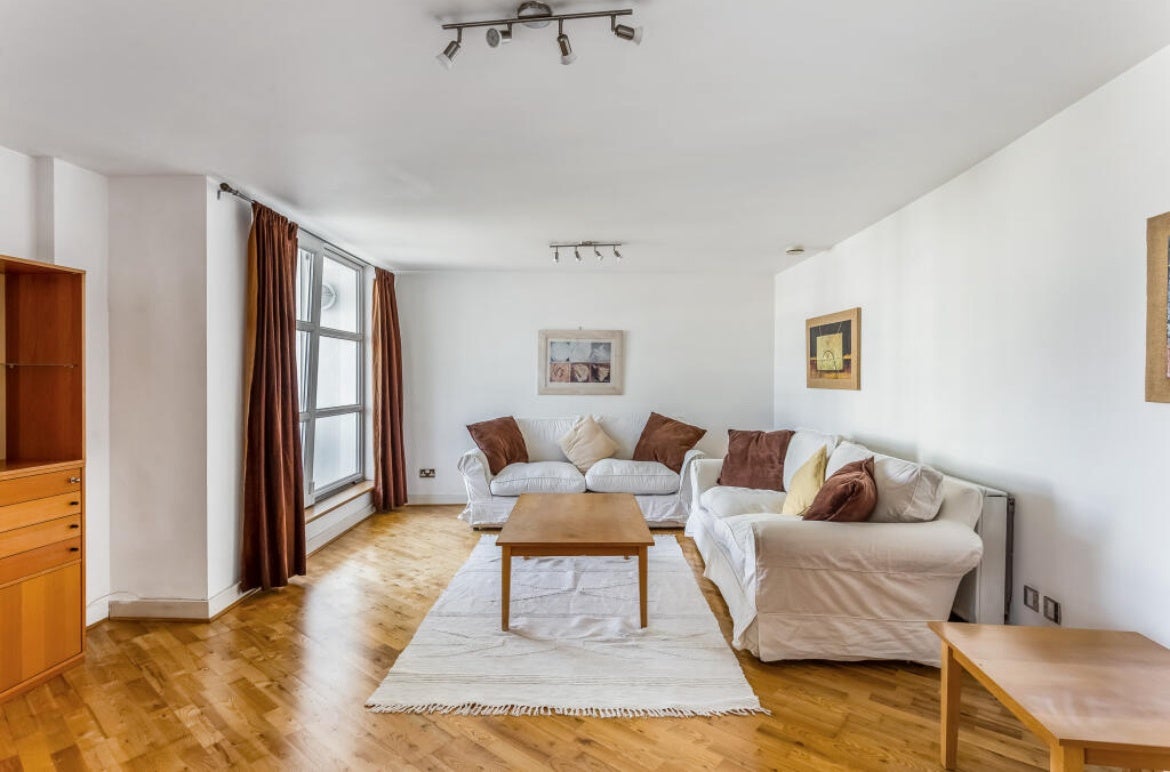 Room Manchester Road in Greater London