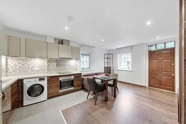 Flat Wapping Lane in Greater London