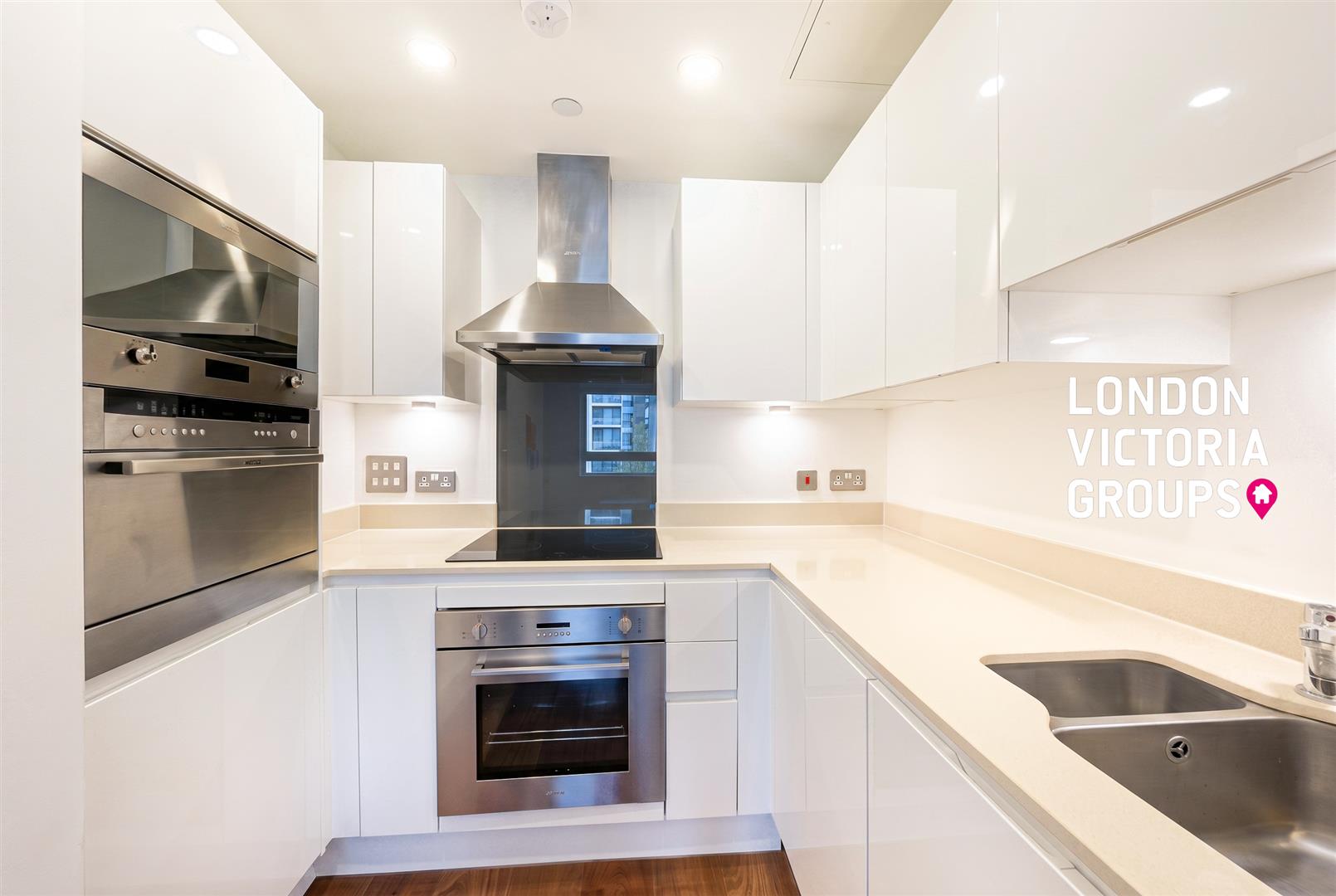 Flat Lincoln Plaza in Greater London