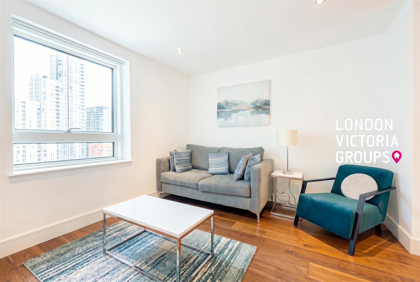 Flat Lincoln Plaza in Greater London