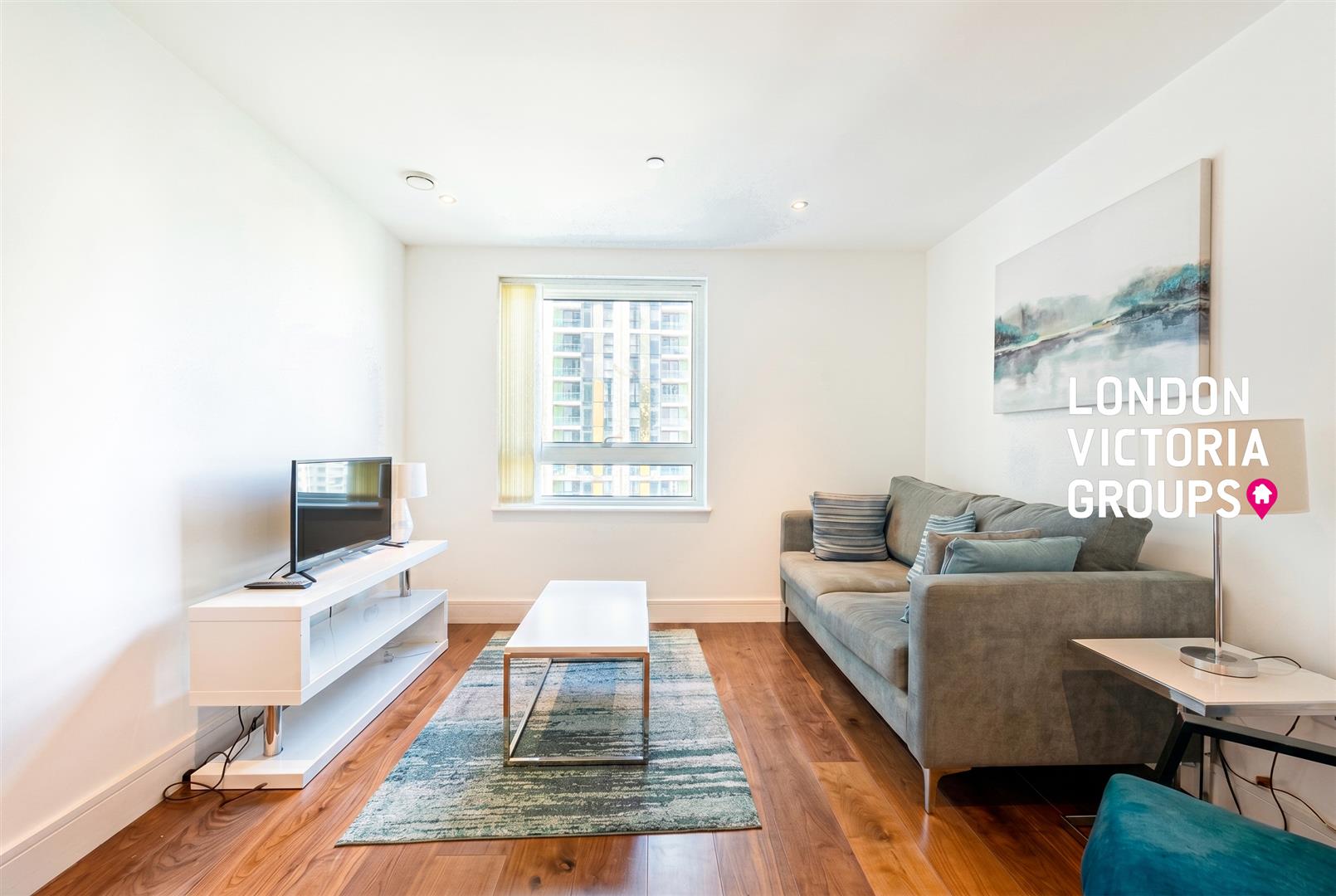 Flat Lincoln Plaza in Greater London