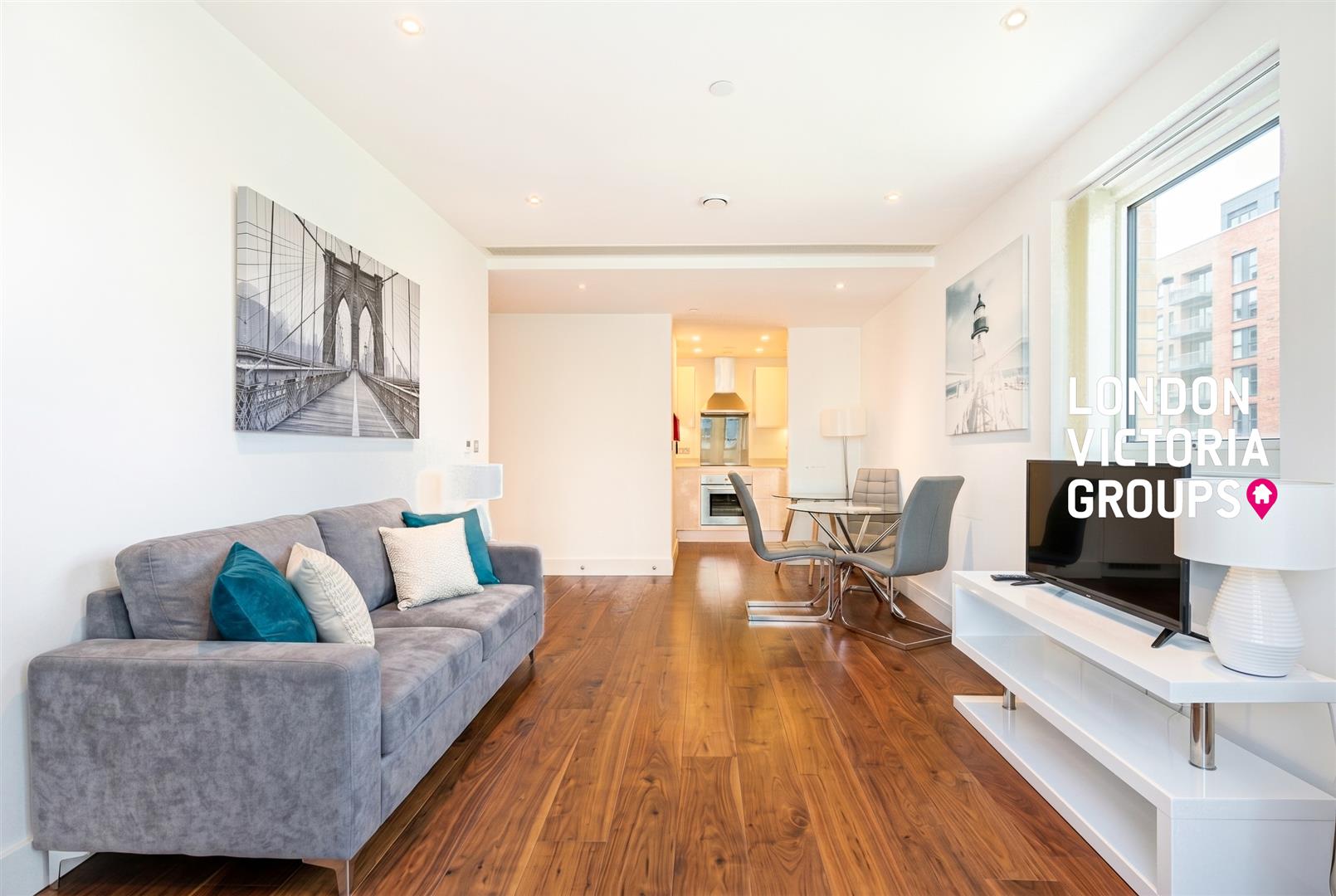 Flat Lincoln Plaza in Greater London