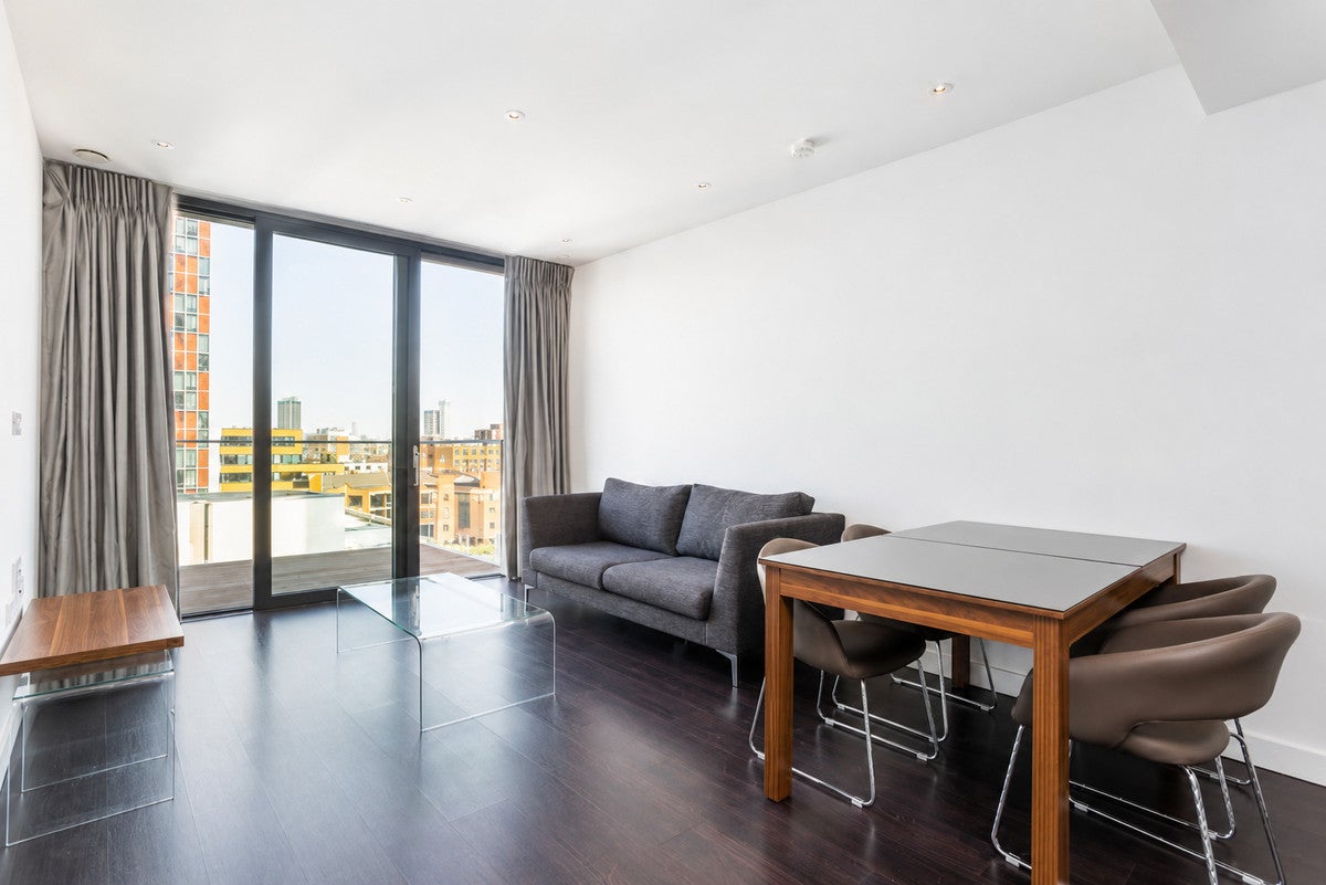 Flat Alie Street in Greater London
