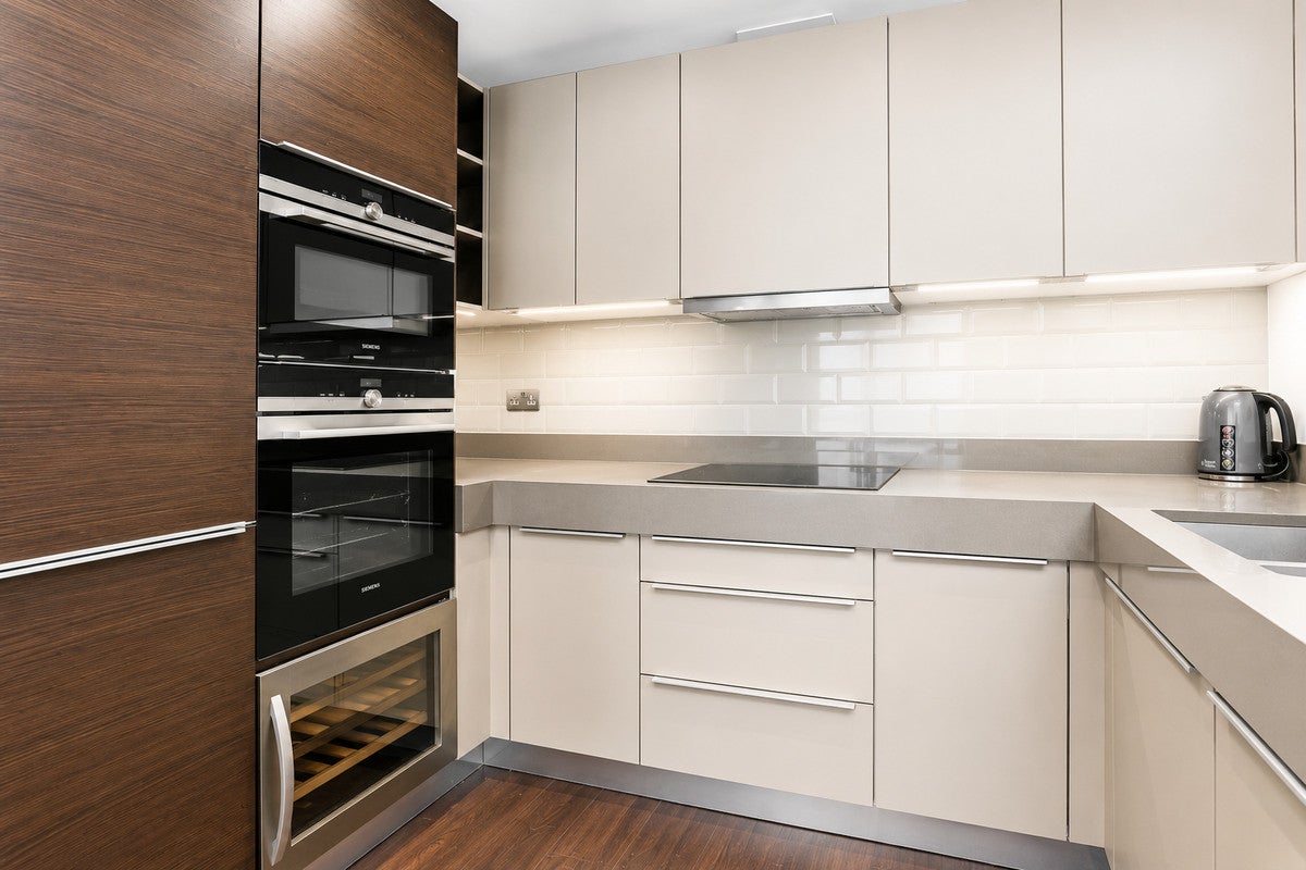 Flat Alie Street in Greater London