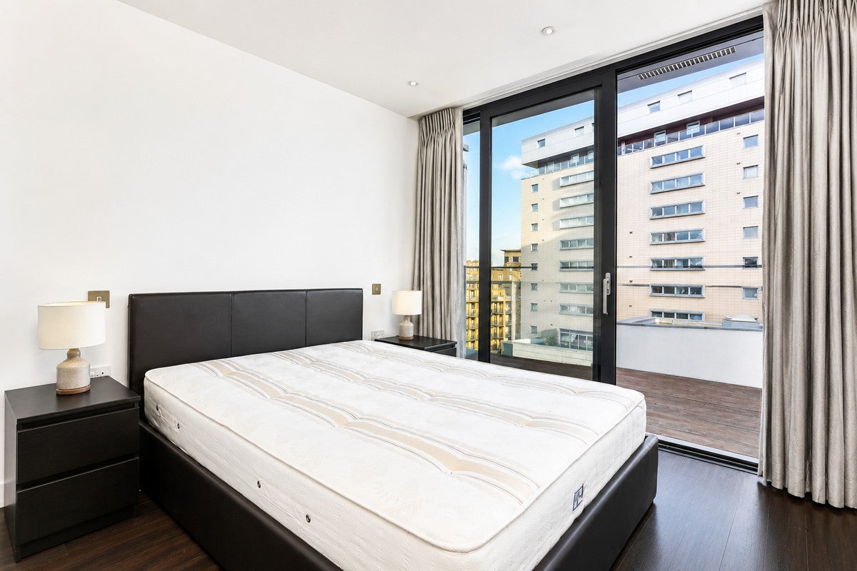 Flat Alie Street in Greater London