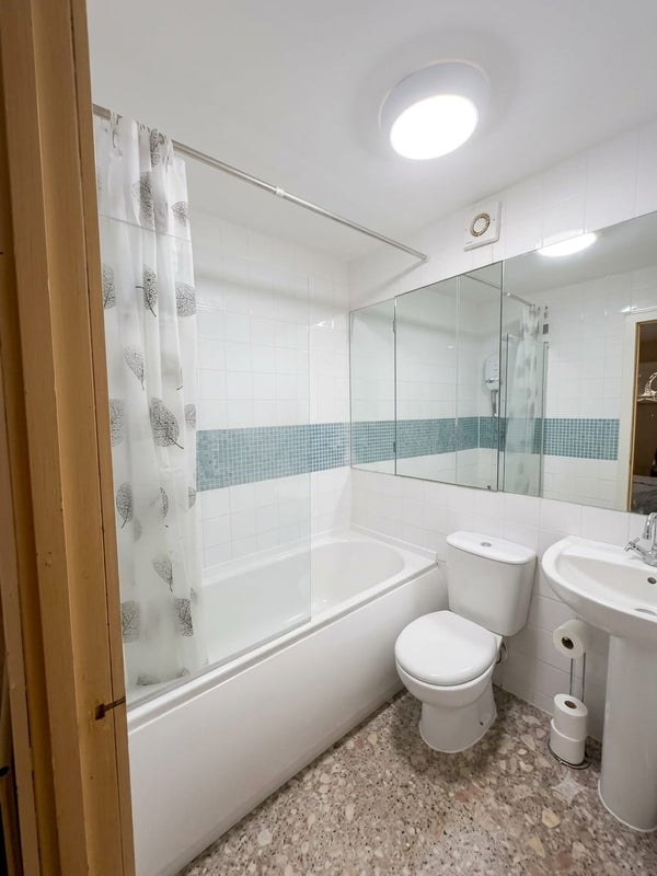 Room Moss House Close in Birmingham