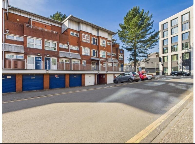 Room Moss House Close in Birmingham