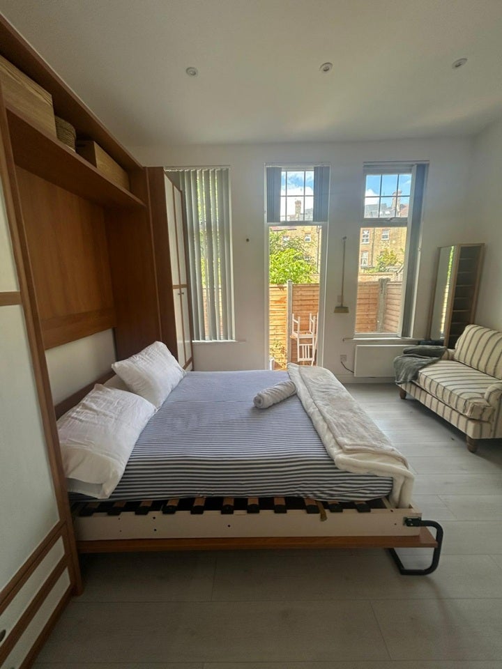 Flat Linthorpe Road in Greater London