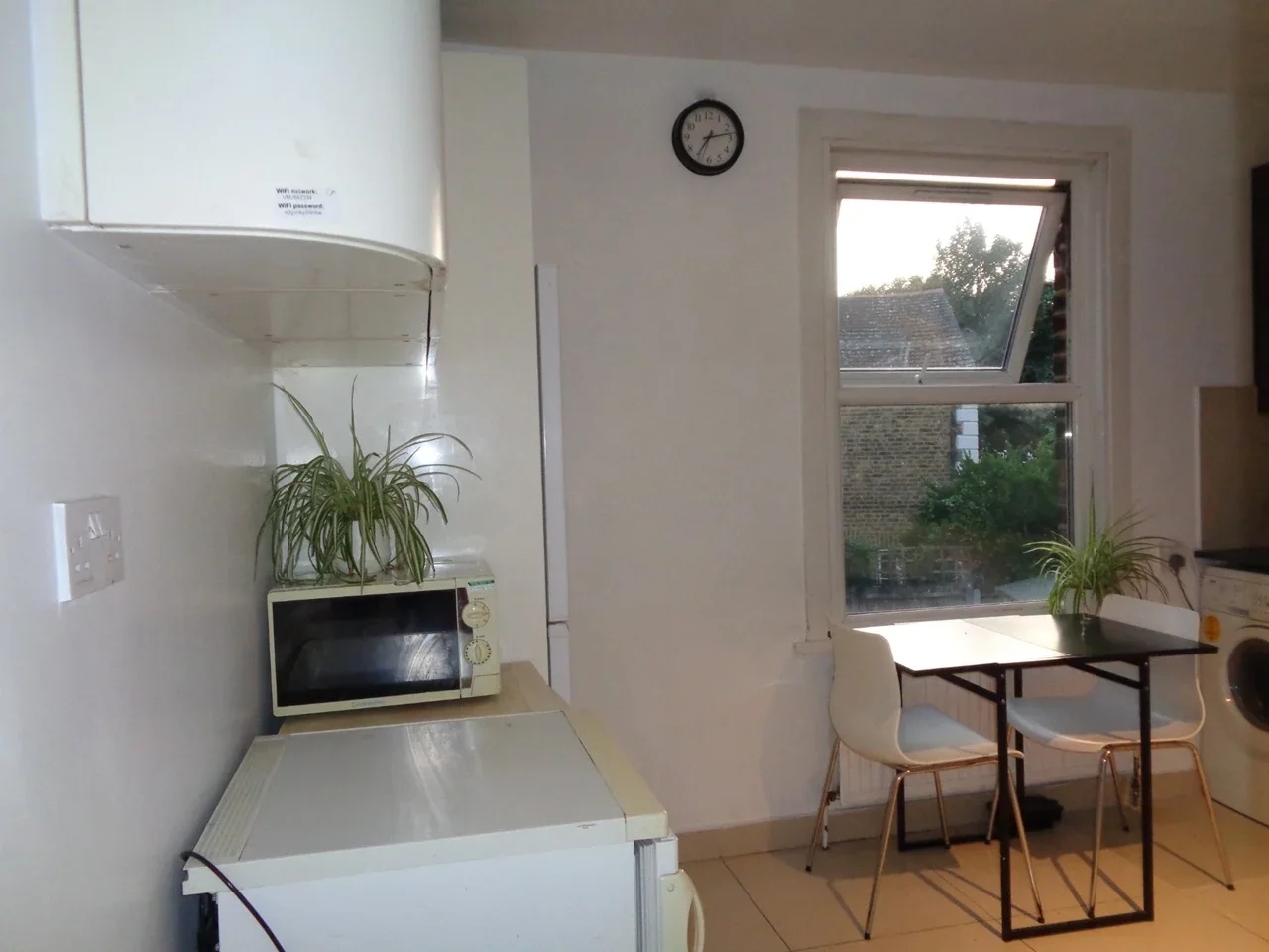 Flat Bulwer Road in Greater London