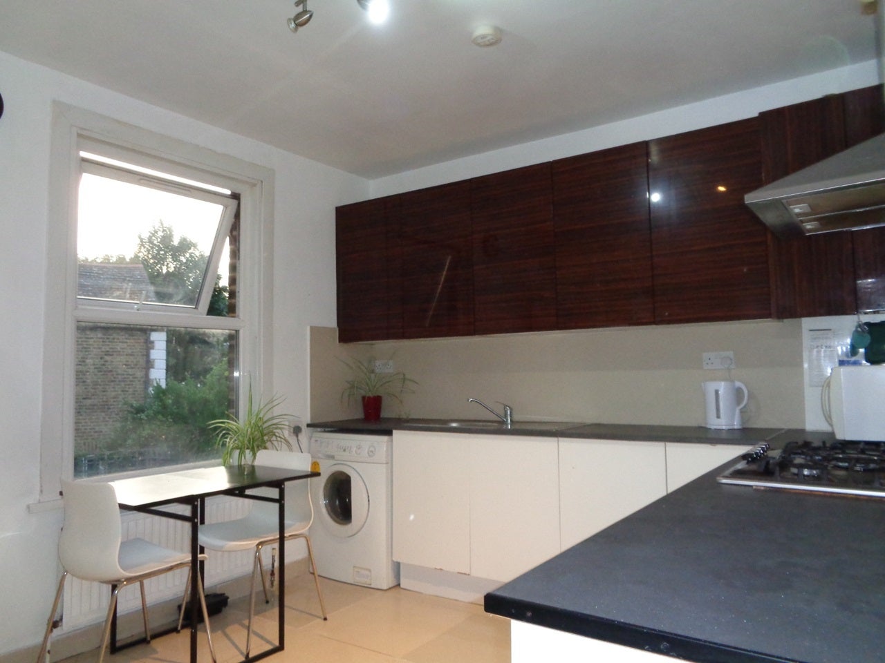 Flat Bulwer Road in Greater London