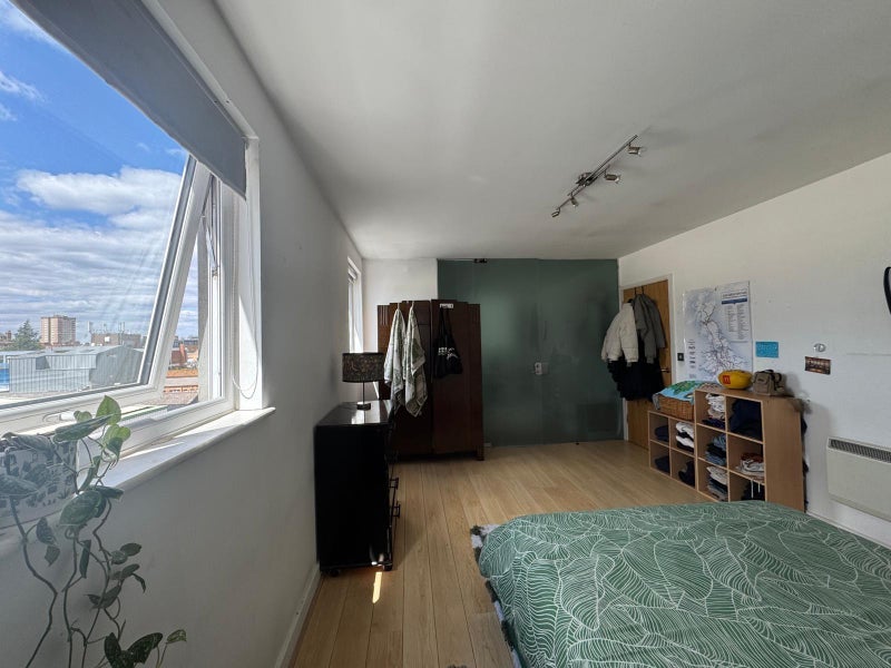 Room Mowlem Street in Greater London