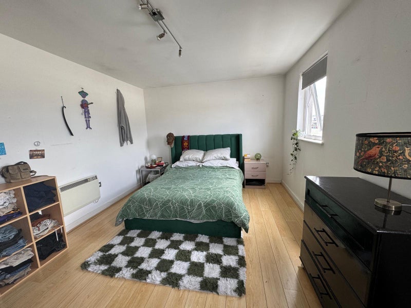 Room Mowlem Street in Greater London
