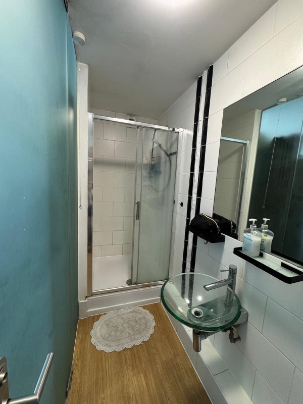Room Mowlem Street in Greater London