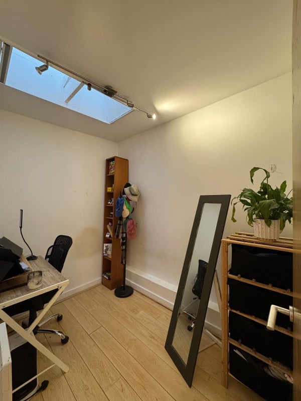 Room Mowlem Street in Greater London