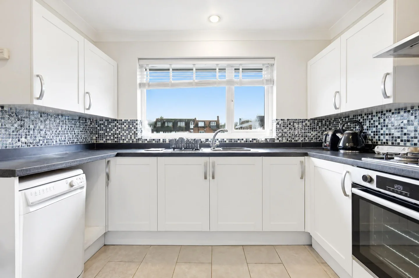 Flat Hunter Avenue in Brentwood