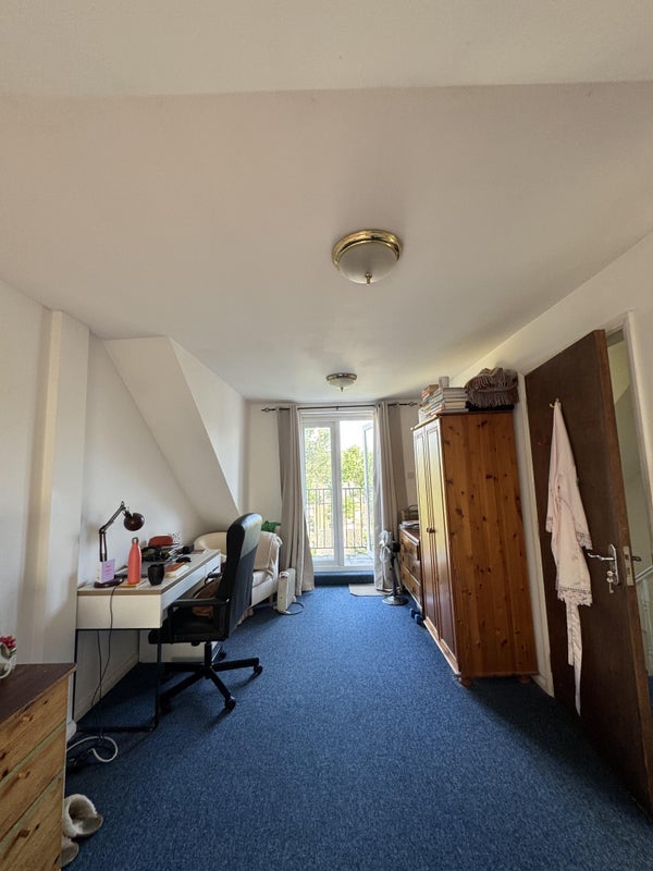 Room Hanley Road in Greater London