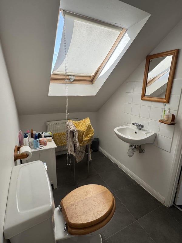 Room Hanley Road in Greater London