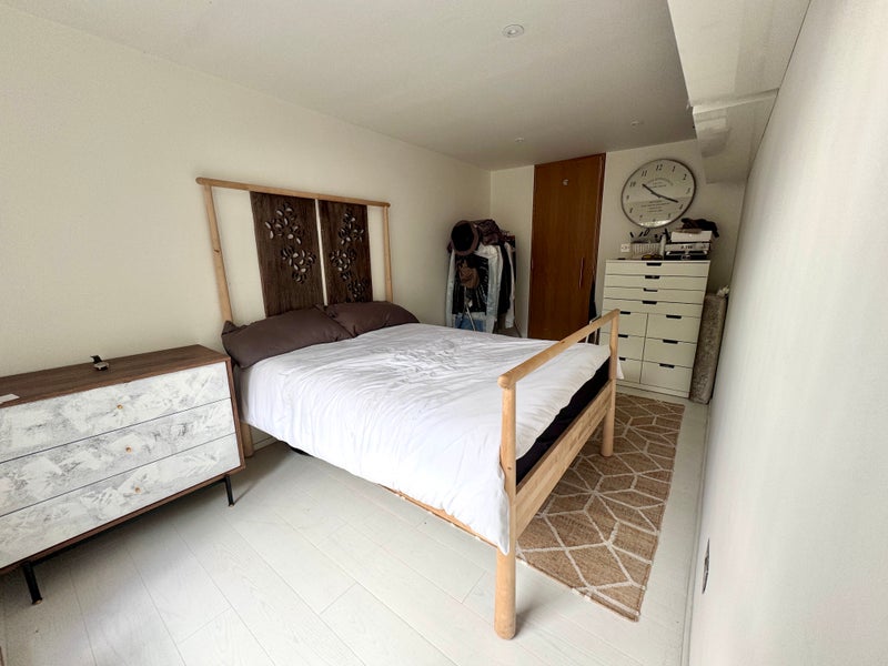 Room Belsize Road in Greater London